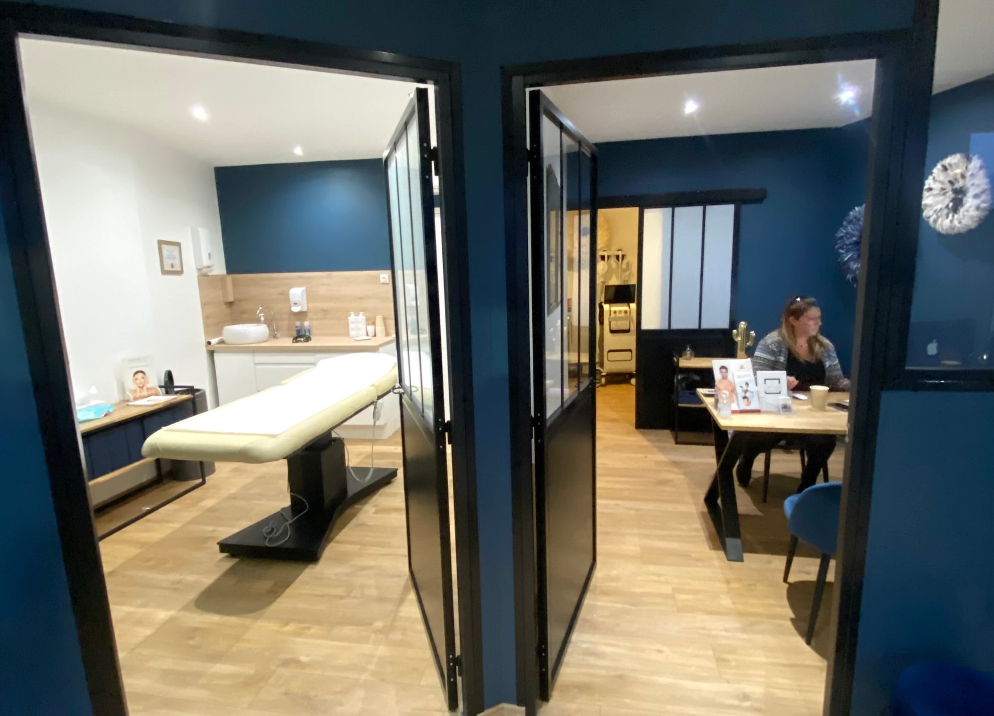 Entrée du centre Clin’Epil à Marcq-en-Barœul avec bureau d’accueil et cabine de soins