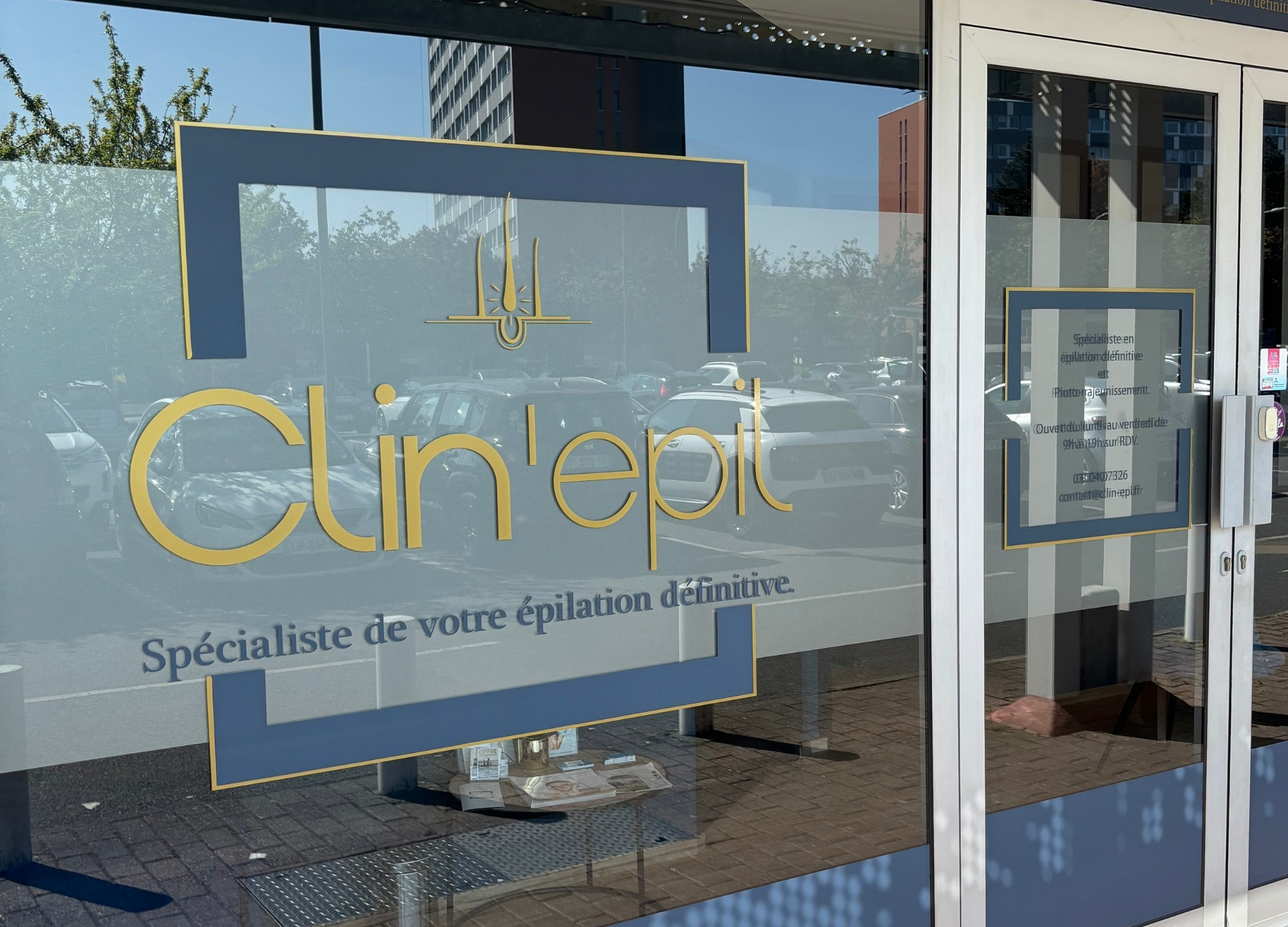 Vitrine du centre Clin’Epil à Marcq-en-Barœul avec logo