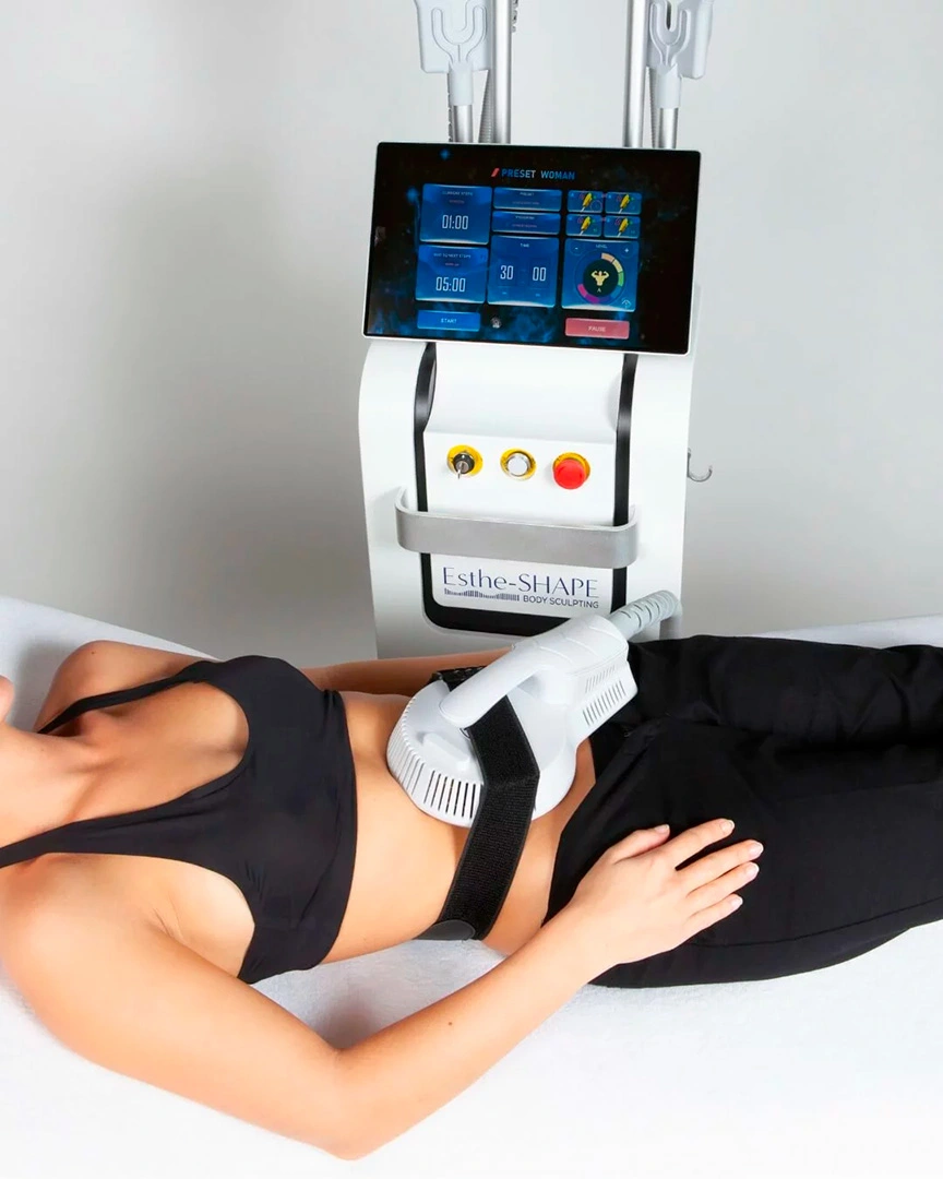 Cliente allongée pendant un soin amincissant EMS sur le ventre avec la machine Esthe-SHAPE, au centre Clin'Epil près de Lille