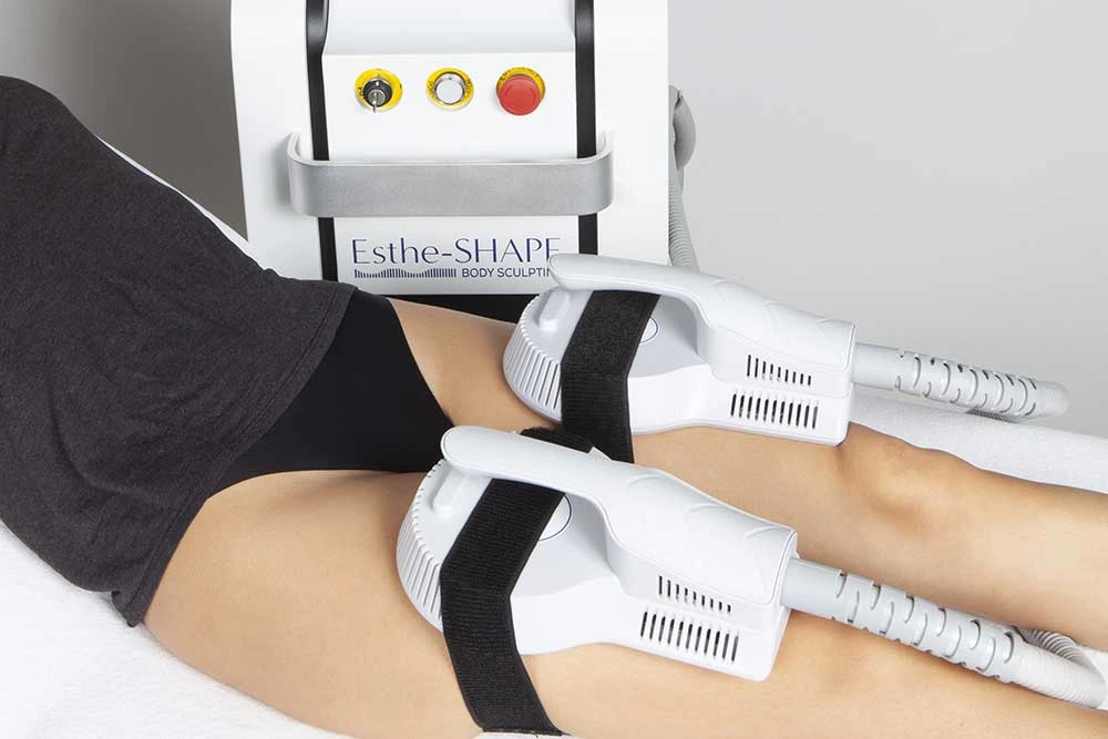 Séance EMS sur les cuisses avec deux applicateurs de la machine Esthe-SHAPE Body Sculpting